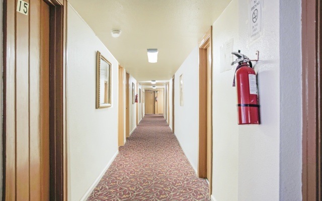 OYO Cameron Historic Hotel Brownsville I-69E
