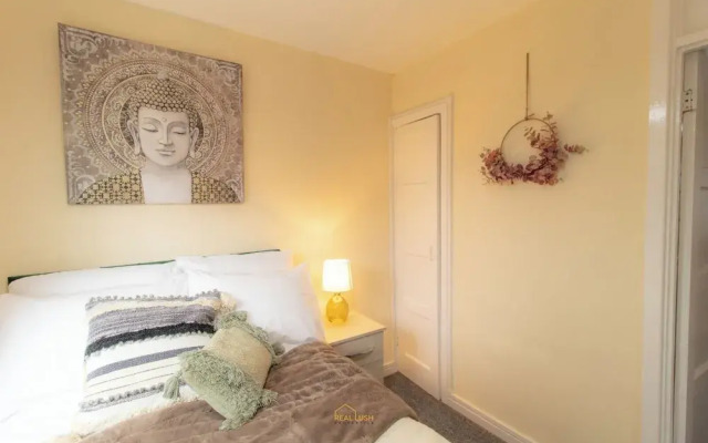 Charming Three Bedroom House in Birmingham