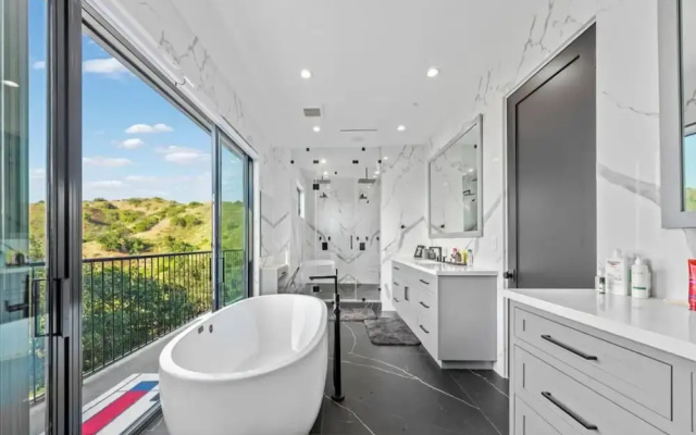 Oak Haven Sanctuary - Grand Estate With Pool, Guest House & Scenic Views
