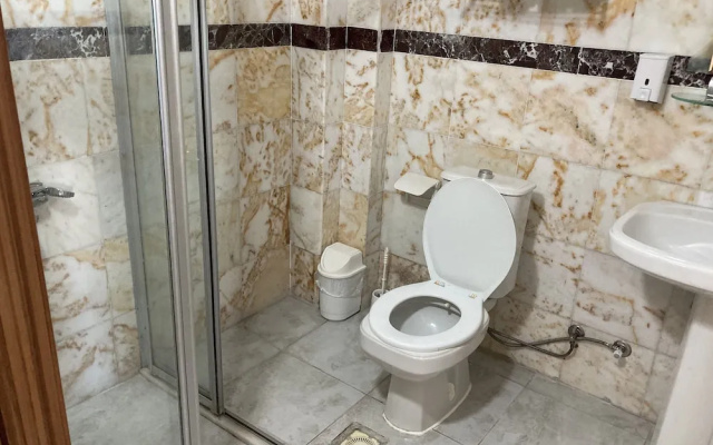 Popular 1 bed Apart Home in Central Side With Many on Site Amenities Facilities