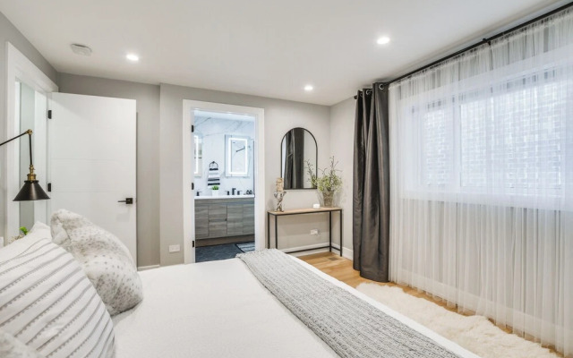 Stylish Chicago Retreat: Walk to Loyola University