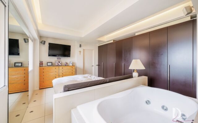 Beautiful 1 Bed on the River