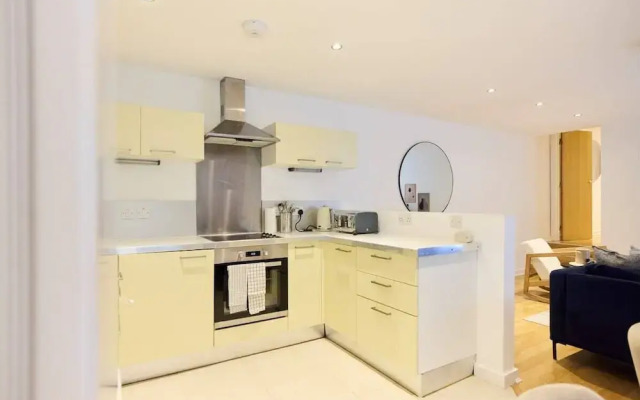 The Gwendolen Retreat - Inviting 2BDR Apartment with Balcony