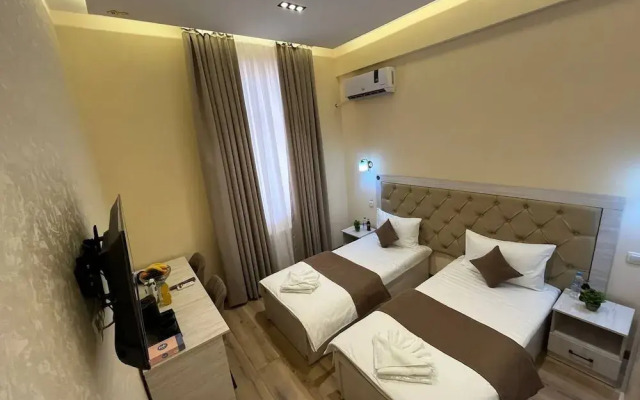 Aks Hotel