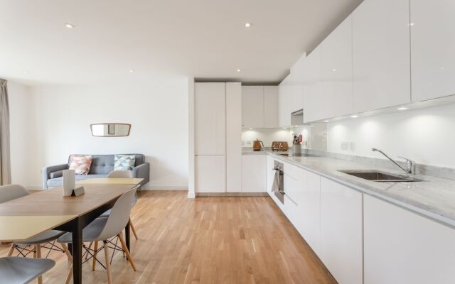 Stylish 2 Bedroom Flat With Balcony