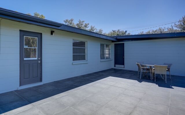 Mid-century Modern Lakeland Retreat w/ Smart TV!