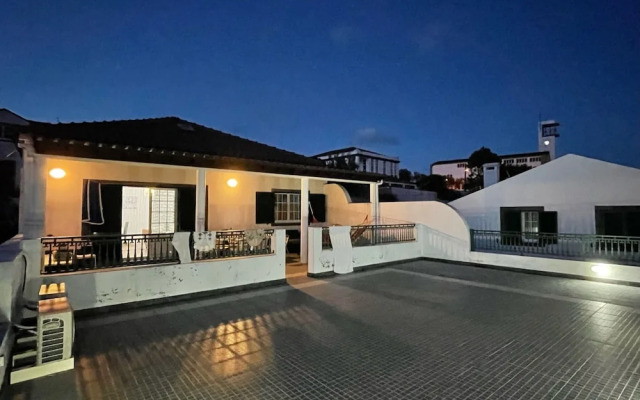 Holiday Home 2 Minutes From the Beach and Close to Major Tourist Attractions!