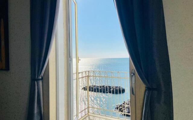 Sea View Apartment 5 mt from the beach