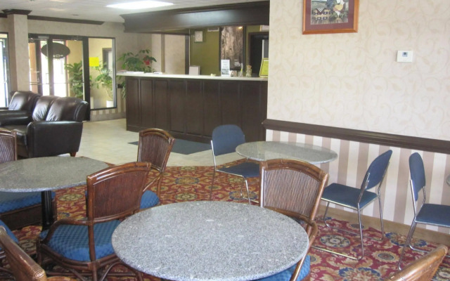 Red Roof Inn & Suites Fayetteville - Fort Bragg