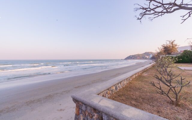 Beach Front 4 Bedroom Pool Villa RV