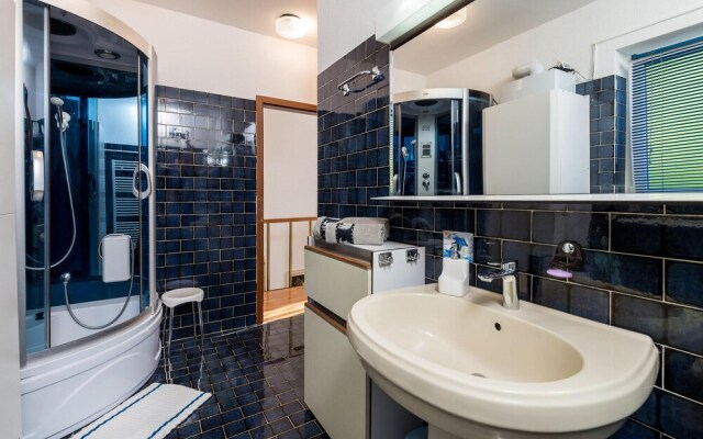 Stunning Home in Kremenici With Wifi and 2 Bedrooms