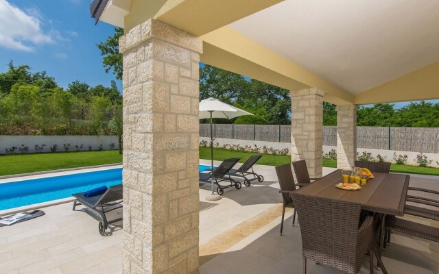 Villa Giovanna Fuskulin With Pool Near the Beach
