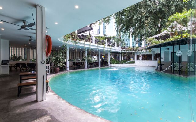 Lodge Paradize Hotel by OYO Rooms