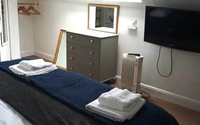 2 Bedrooms/sleeps 4/free Wifi/parking/outdoor Area