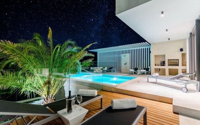 Luxury Villa Pax With Heated Infinity Pool, 8 Sleeps