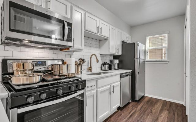 West University- 2BR- Parking- WiFi