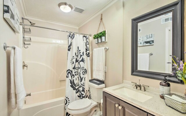 Pet-friendly A-frame Retreat Near Dtwn + Beaches!