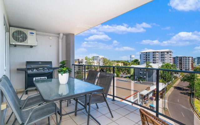 Huge CBD Top Floor Apartment with Breath Taking Views!