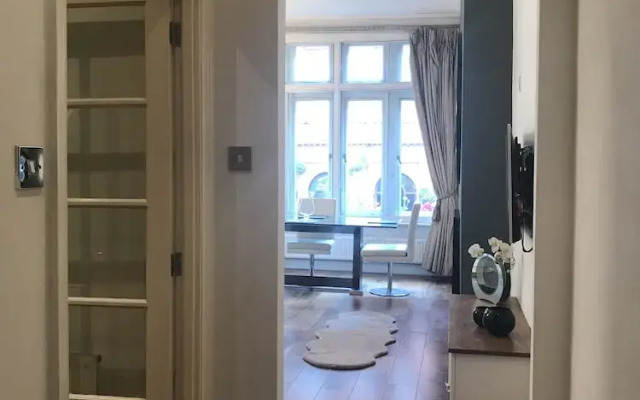 Suitely Trafalgar Square Luxury Apartment