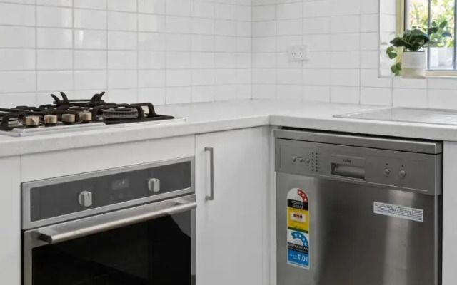 Burwood Lovely 2-bedroom Unit with Free parking