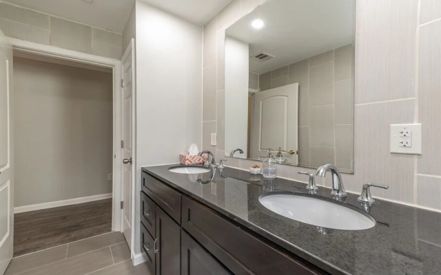 Stylish 3BR 3BA Colonial House by Cozysuites