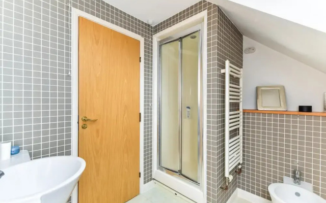 Modern 4 Bedroom Terraced House by the Thames!