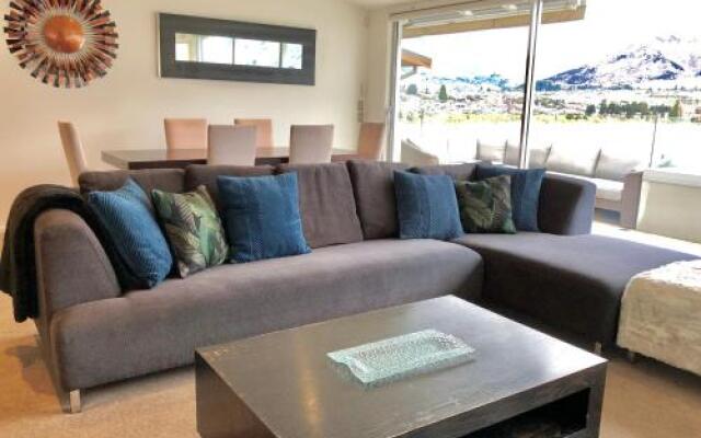 Lakeview Heights Luxury Apartment 2