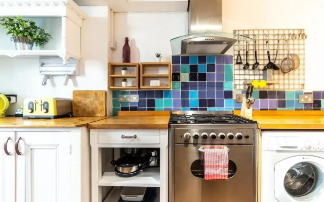 Pebble Mews House - Sleeps 6 to 8 Guests