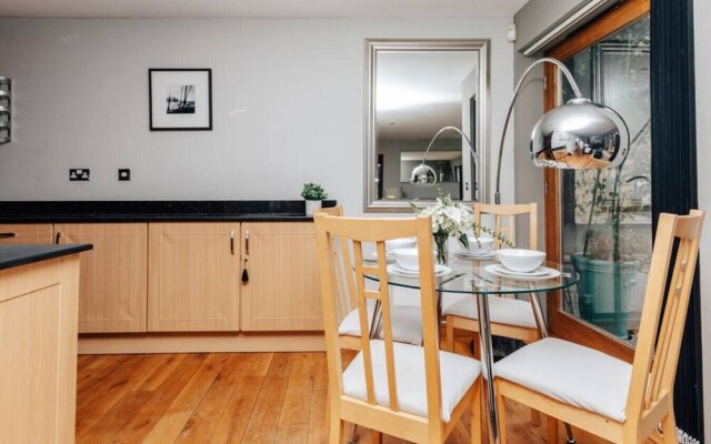 The Herringbone - 3 Bed With Parking Pet Friendly
