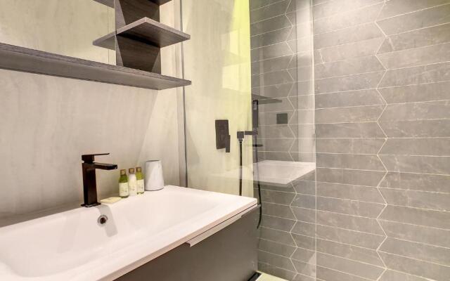 Nestor&Jeeves - MODERN ROCK - Central - Very close sea