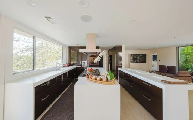 Zen Estate - Luxurious 5BR Beverly Hills Sanctuary With Pool & Canyon Views