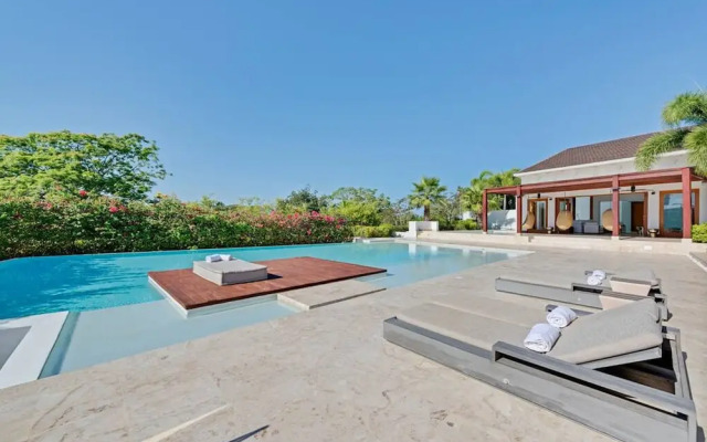 Modern Oasis Stunning Views of Golf Course River