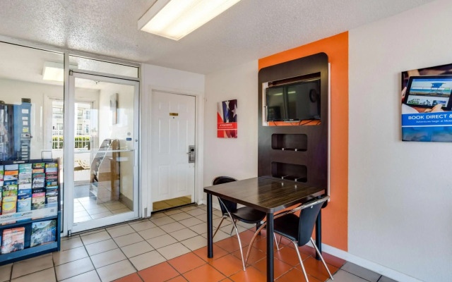 Motel 6-Fayetteville, AR