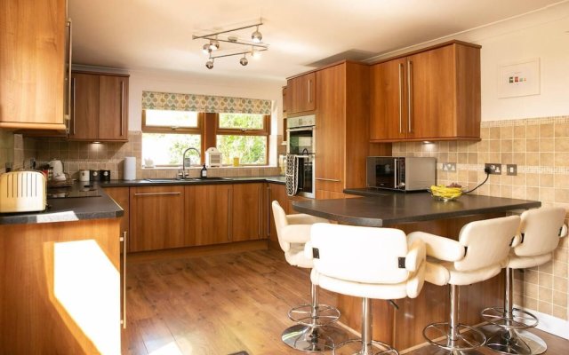 Remarkable 4-bed House Near Leeds Airport