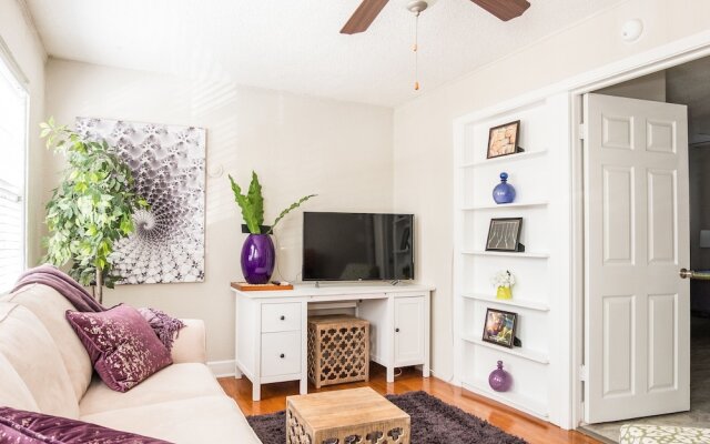 SoHo 2 BR with Parking and WiFi by Frontdesk