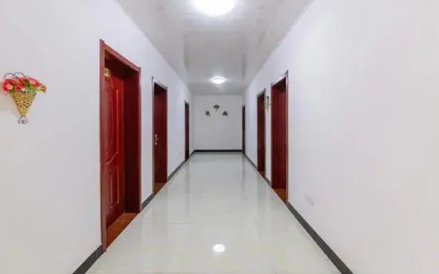 Cenxi Hotel (Huashan Scenic Area)