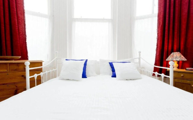 Bright Spacious Studio 5 Mins Walk to the Beach!