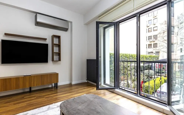 Central and Modernly Furnished Flat in Sisli