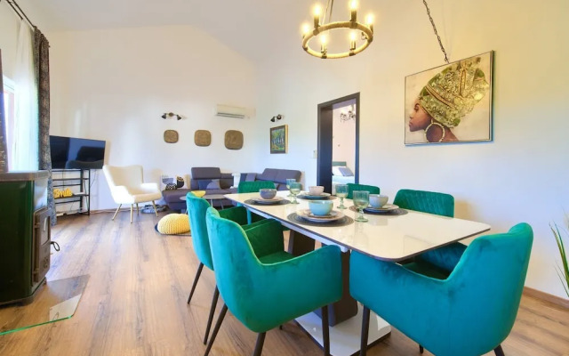 Elegant and Vibrant Apartment With Terrace and Sea View