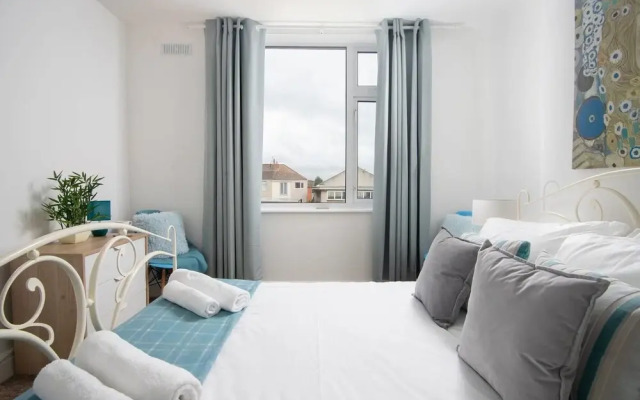 Quiet Residential Apt N/gloucester Road Sleeps 4