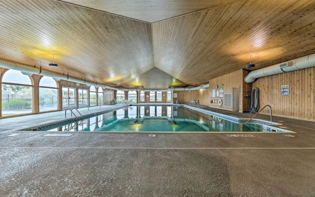 Bright Manistee Condo w/ Beach + Pool Access!