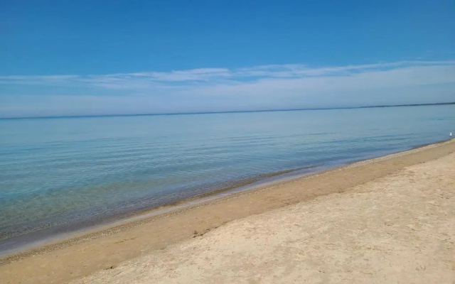 Beachy Chic-Completely renovated- Steps to the Beach
