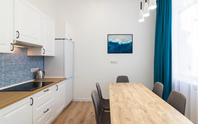 LEOGRAND Three Bedrooms VIP Apartment on Kniazia Romana 12