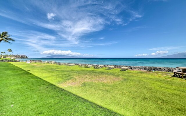 Beachfront Condo: Sunset Views & Pool Access!
