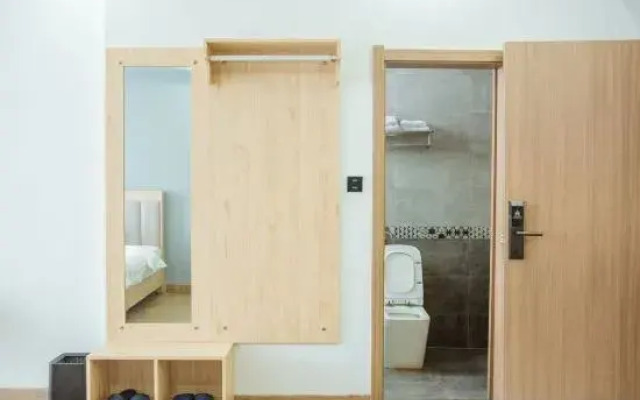 Qiongzhong Santaiyuanlong Business Hotel