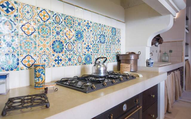 Elegant Farmhouse With Swimming Pool - Beahost