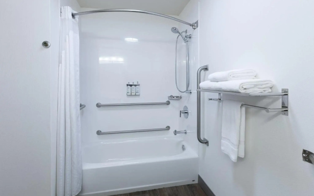 Holiday Inn Express & Suites Miami Airport East by IHG