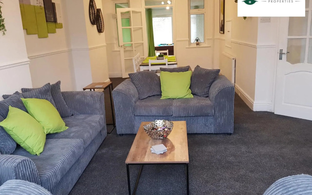 Classy 3-Bedroom MAC House with Garden - Pool Table - Netflix