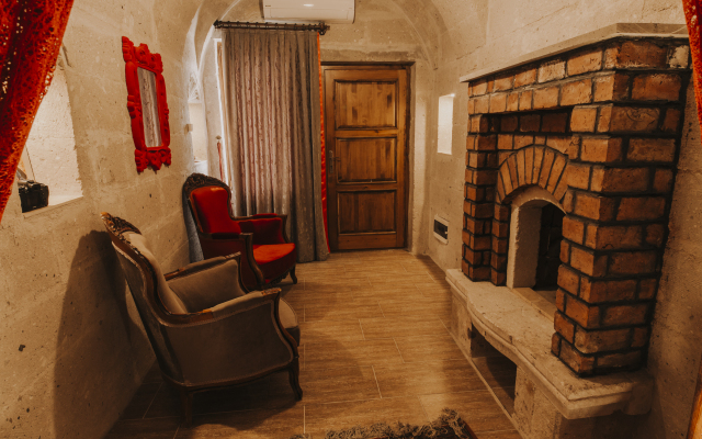 Holiday Cave Hotel