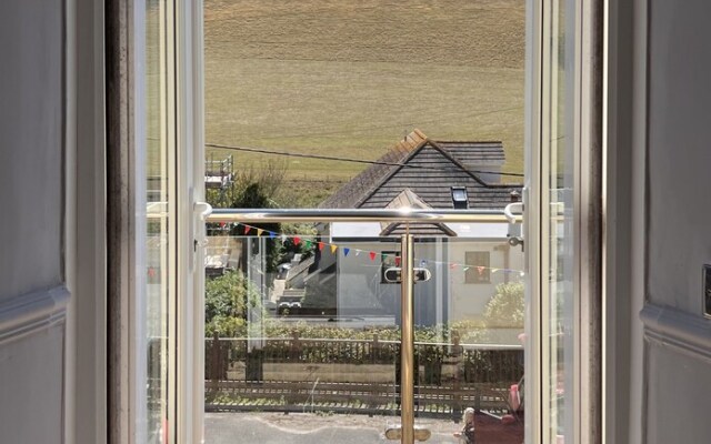 Sea View Hotel - Sandpebbles